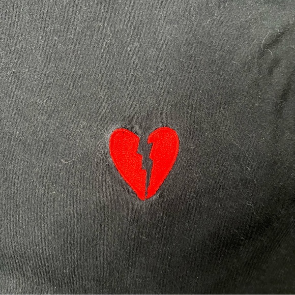 Riot Society Embroidered Broken Heart Black Tee 💔 B - Picture 4 of 5